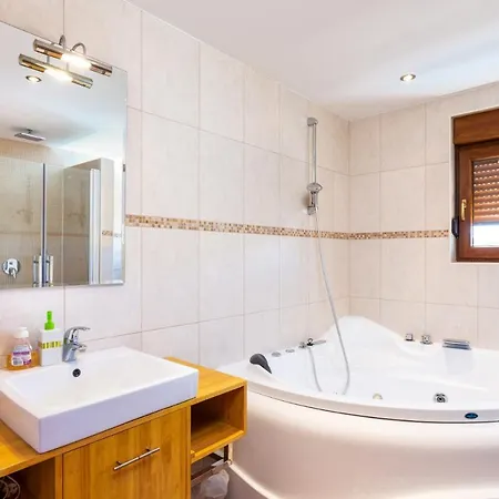 Marlera - Penthouse Apartment *